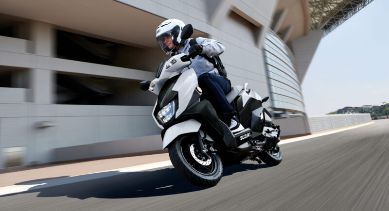 Avenis_125_M6_Action1 Suzuki Avenis 125