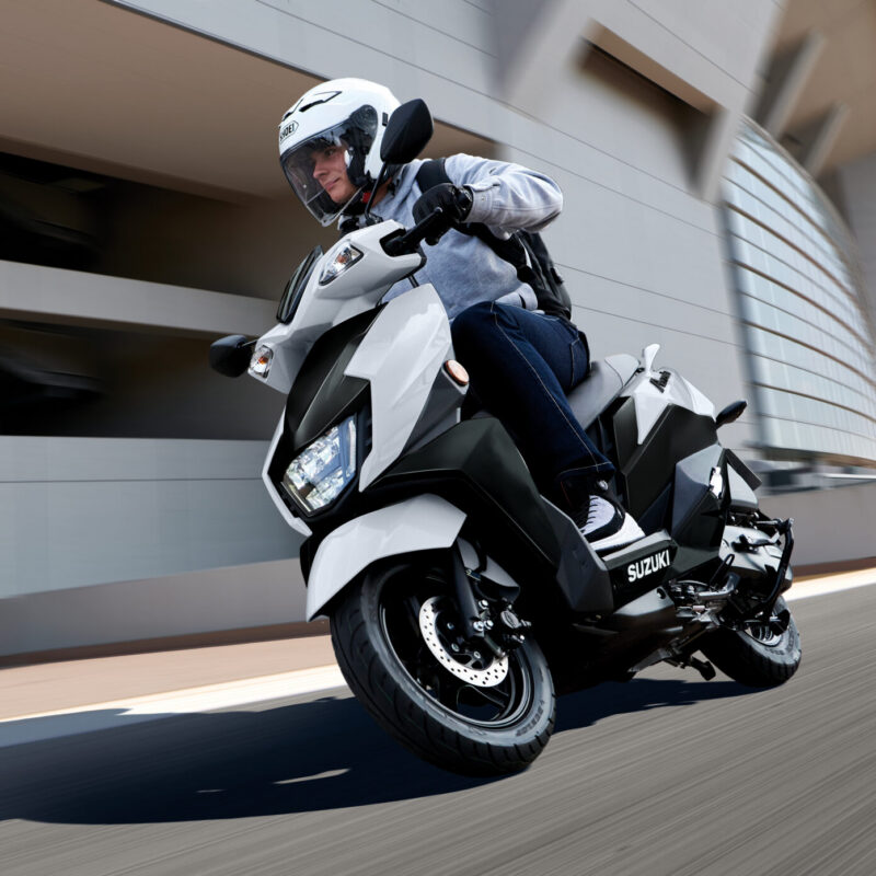 Avenis_125_M6_Action1 Suzuki Avenis 125