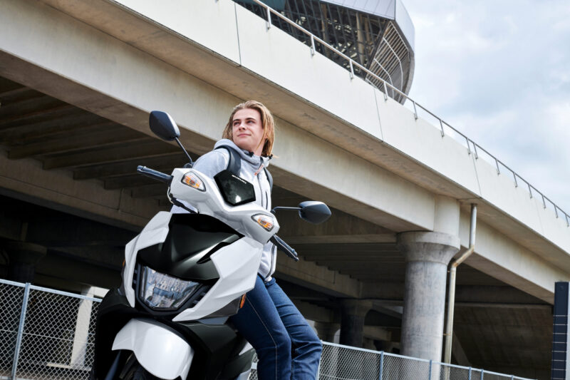 Avenis_125_M6_Action2 Suzuki Avenis 125