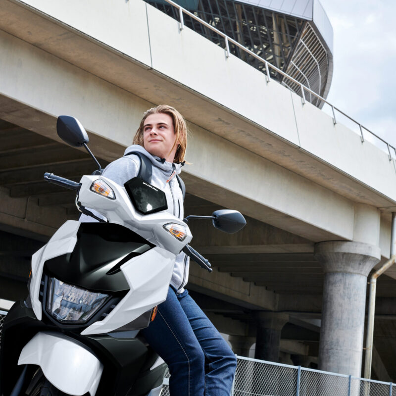 Avenis_125_M6_Action2 Suzuki Avenis 125