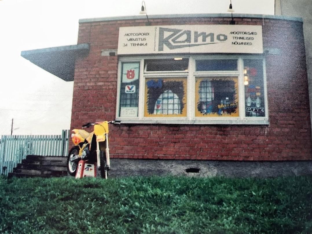 35 aastat Ramo Võru poodi!  See oli päev, mis jäi Eesti ajalukku – Eesti taastas oma iseseisvuse. Samal ajal sai alguse ka üks oluline peatükk Ramo ajaloos. Tän